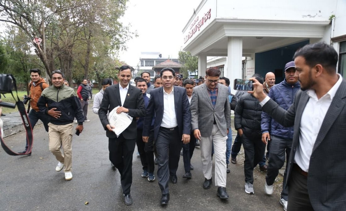 विप्लव नेतृत्वको नेताहरू दल दर्ताका लागि निर्वाचन आयोगमा,  तस्बिरसहित