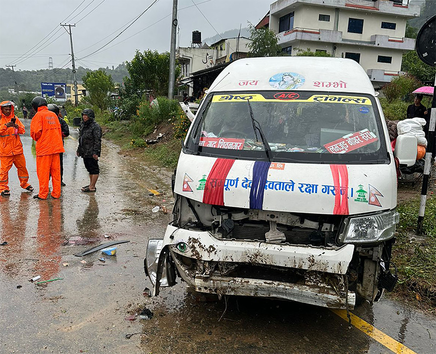 तनहुँको आँबुखैरेनीमा माइक्रो दुर्घटना, १४ जना घाइते