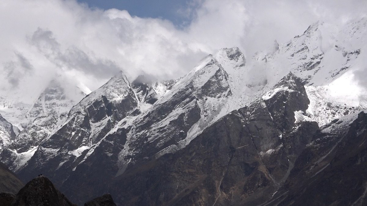 लाङटाङ तथा गोसाईंकुण्ड क्षेत्रमा हिमपात : पर्यटक उत्साहित