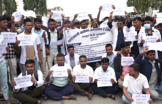 मधेसका निजी अस्पतालका स्वास्थ्यकर्मीहरू आन्दोलनमा