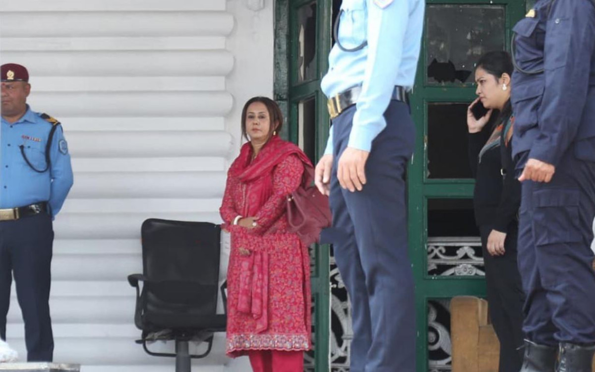 रविलाई नभेटी फर्किइन् निकिता