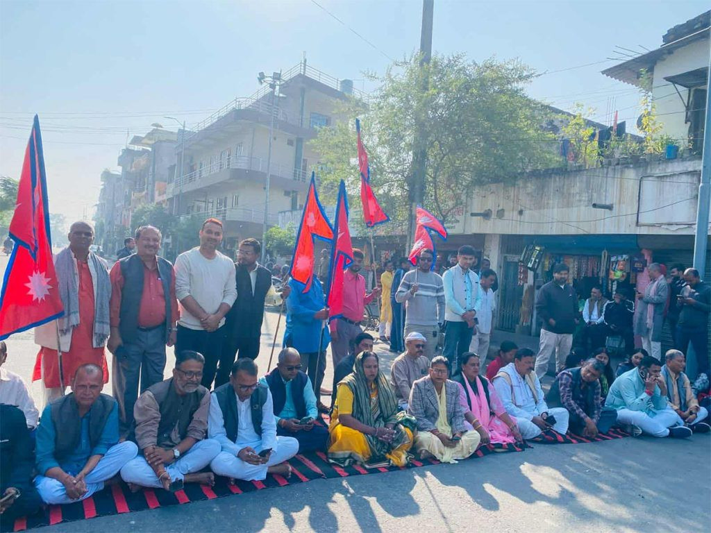 मधेश भवन अगाडि आज सातौं दिन पनि सांसदहरु धर्नामा