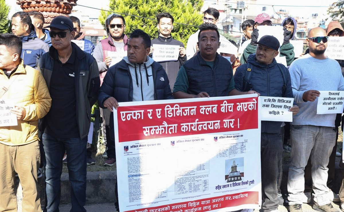 एन्फा गेटमा ए डिभिजन फुटबल क्लबको धर्ना