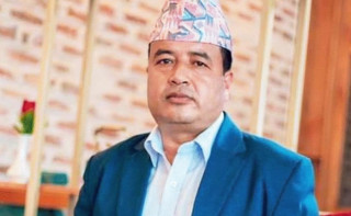 विराटनगरमा एमाले नेता महेश बस्नेत सवार गाडीमा रातो छ्यापियो