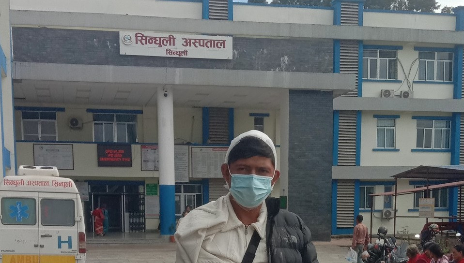 आफ्नै विद्यार्थीले भाँचिदिए शिक्षकको दाहिने हात, शरीरभरी निलडाम
