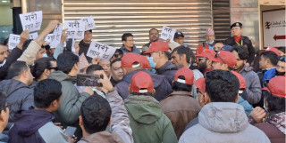 प्रचण्ड–माधवले सम्बोधन गर्ने पोखराको सभास्थलमा व्यापारीको विरोध