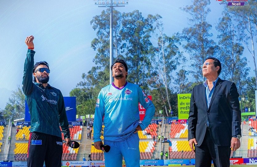 पोखराले टस जितेर काठमान्डुविरुद्ध बलिङ गर्दै