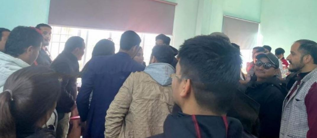 एमाले प्रतिनिधि छनोट विवाद : च्यासलमा कार्यकर्ताबीच हात हालाहाल