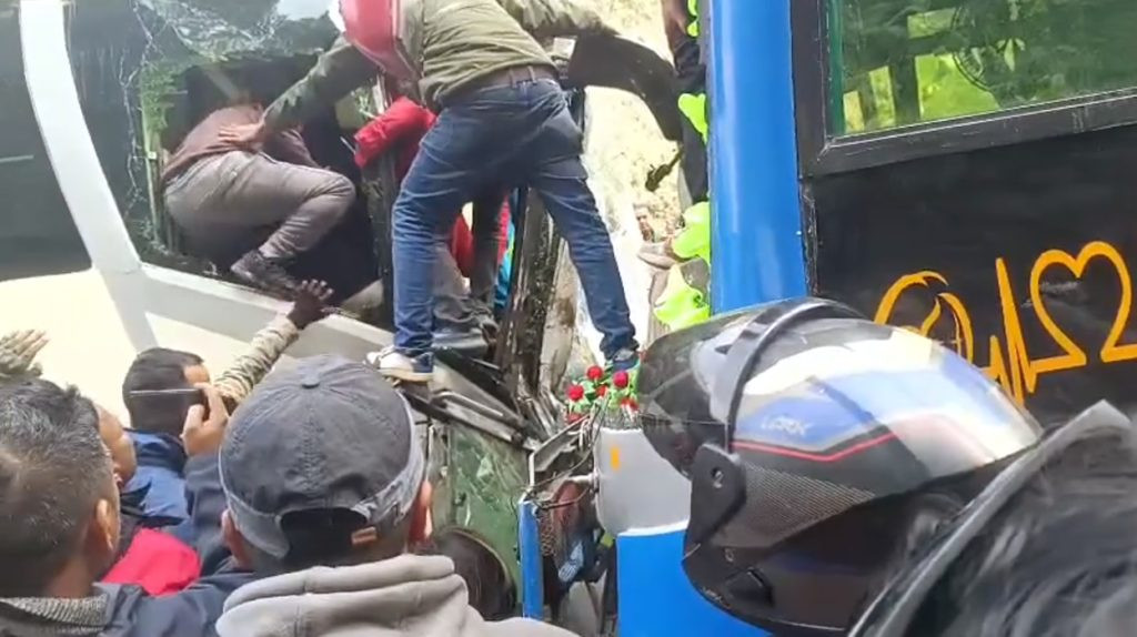 मलेखु-मुग्लिङ सडकखण्डमा दुईवटा बस एकापसमा ठोक्किए, दुर्घटनाको विवरण आउन बाँकी