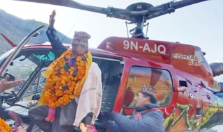 गोरखाको धार्चेमा ३७ वर्ष पढाएका हेड सरलाई हेलिकप्टर चढाएर बिदाइ