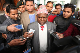 ओलीले सहयोग नगरेपछि लालबाबु पण्डितले श्रीमतीलाई सम्झिँदै लेखे भावुक स्टाटस