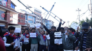 सरकारविरुद्ध माईतीघरमा जेनजीको नाराबाजीः ‘जेनजीको माग हरायो, निर्वाचन भनि करायो’ (तस्बिरहरु)