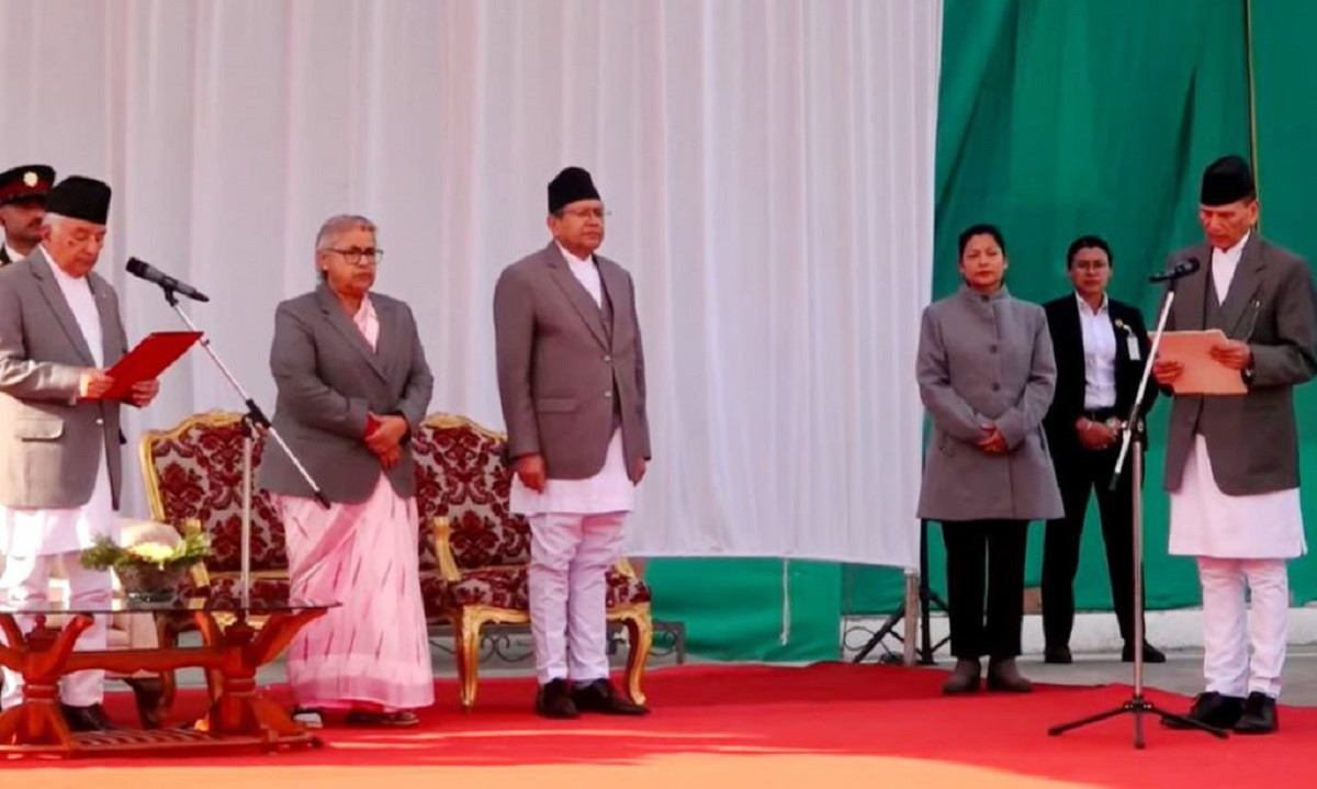 परराष्ट्रमन्त्री बालानन्द शर्माले लिए शपथ