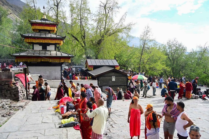 अत्यधिक चिसोमा पनि मुक्तिनाथ मन्दिरमा दर्शनार्थीको चहलपहल