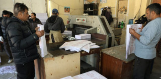 निर्वाचनका लागि  धमाधम छापिँदैछ नमुना मतपत्र