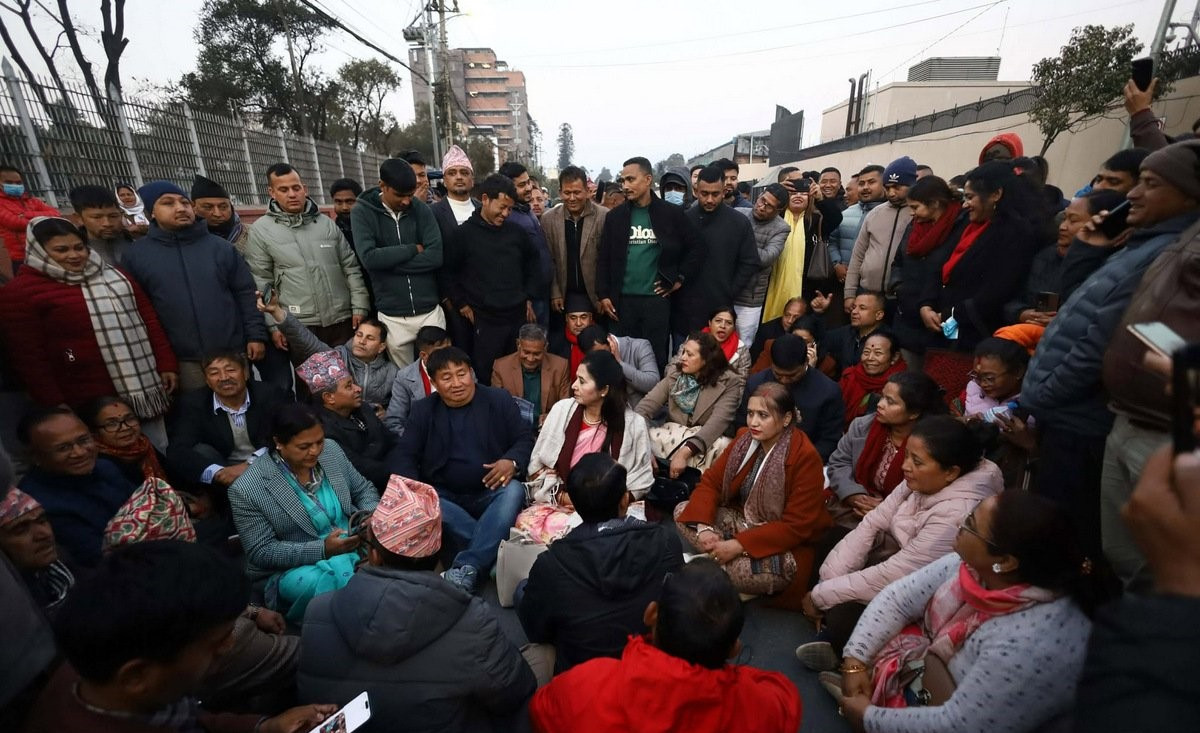 गगन समूह निर्वाचन आयोगको निर्णय कुर्दै बस्यो सडकमा