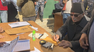 गोरखा-२ बाट बाबुराम भट्टराईले दिए उम्मेदवारी