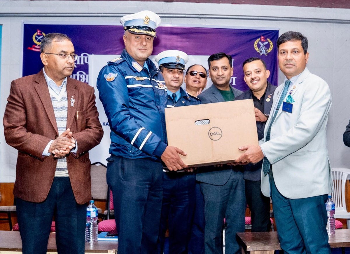 रोटरी क्लव अफ नार्गाजुनले दियो ट्राफिक प्रहरीलाई उच्च गुणस्तरको कम्प्युटर