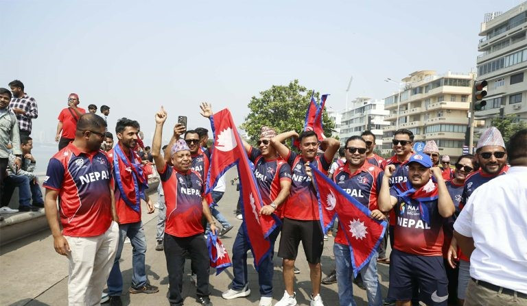 मुम्बइमा इंग्ल्याण्डविरुद्ध खेल हेर्न उत्साहित नेपाली समर्थक