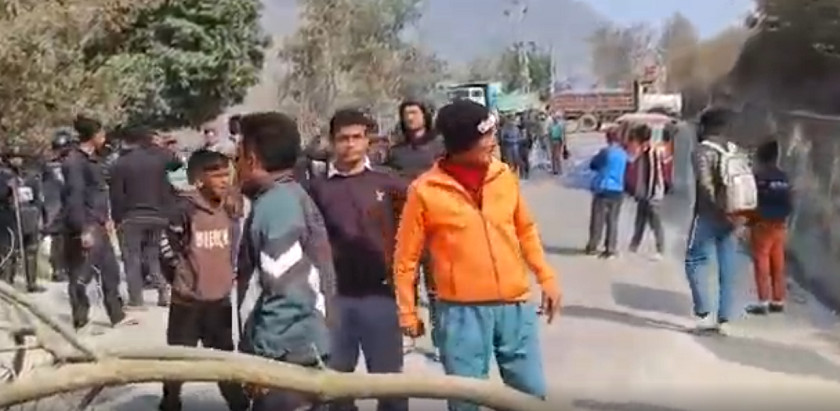 रामेछाप बस दुर्घटनाको छानबिनको माग गर्दै स्थानीयले गरे सडक अवरुद्ध
