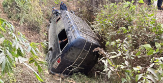 काठमाडौँबाट हिलेतर्फ जाँदै गरेको हायस दुर्घटना, ७ यात्रु घाइते