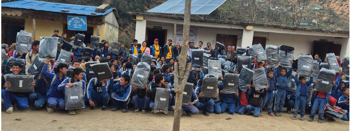 हिमालयन लाइफद्वारा विद्यार्थीका लागि शैक्षिक ब्याग वितरण