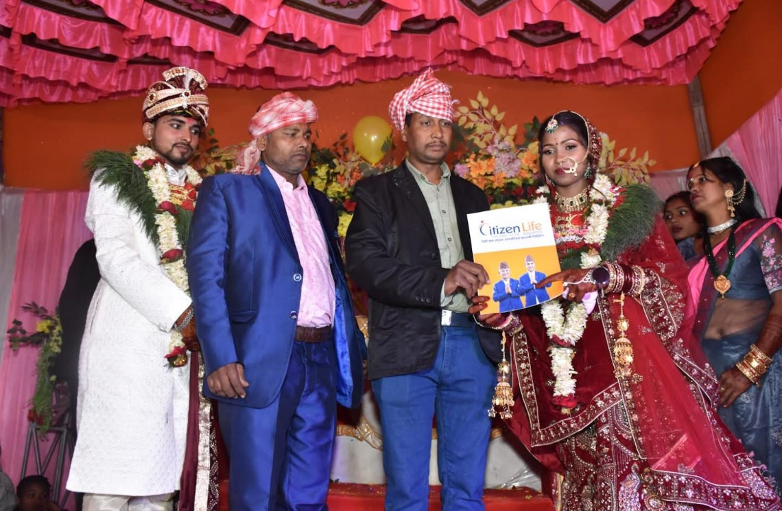 छोरीको विवाहमा बुवाको तर्फबाट सिटिजन लाइफको बीमा पोलिसी उपहार