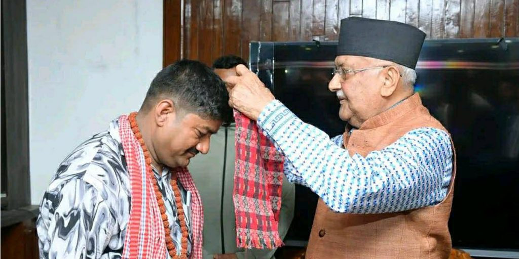रास्वपा छोड्नेको लर्कोः संसद भवन जलाउनेलाई टिकट दिएको भन्दै एमाले प्रबेश