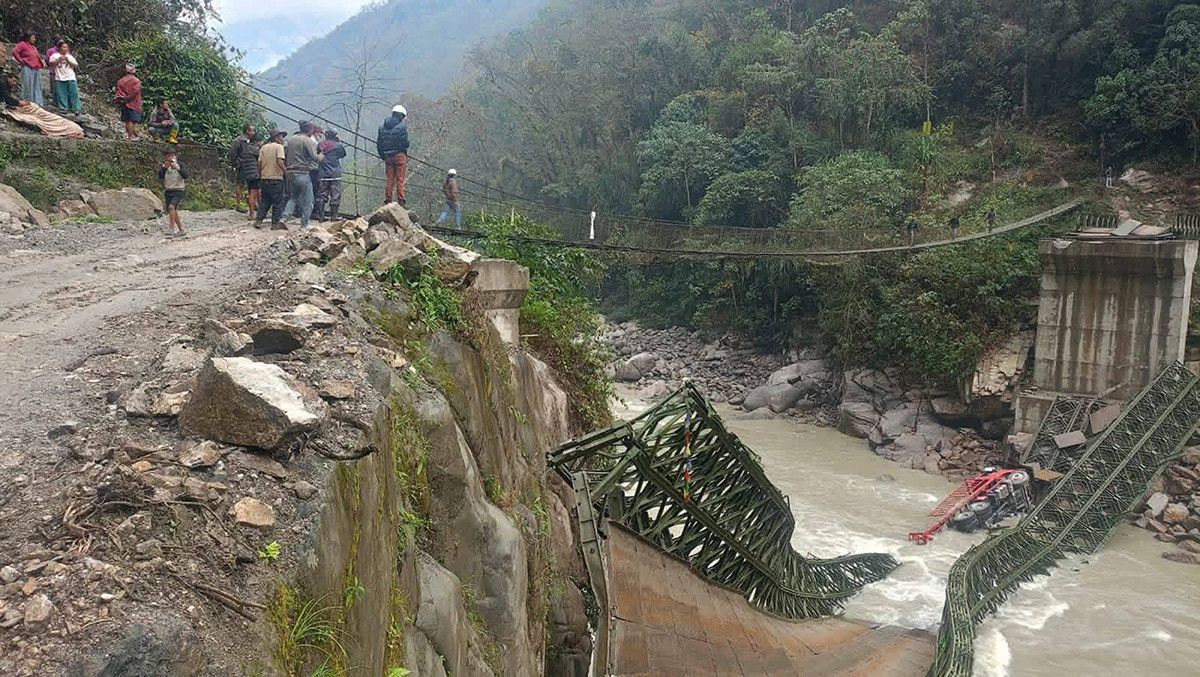 अरुण नदीको बेलीब्रिज भाँचियो,  सिमेन्ट बोकेको ट्रक खस्यो