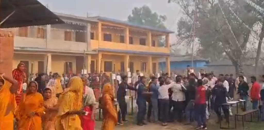 सर्लाही-४ मा मतदान सुरु भएकै केही समयमै झडप