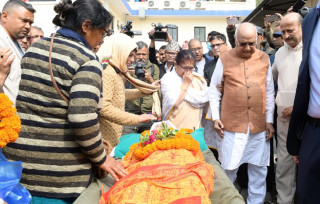 अस्पतालमा ओलीका पिताप्रति श्रद्धाञ्जली