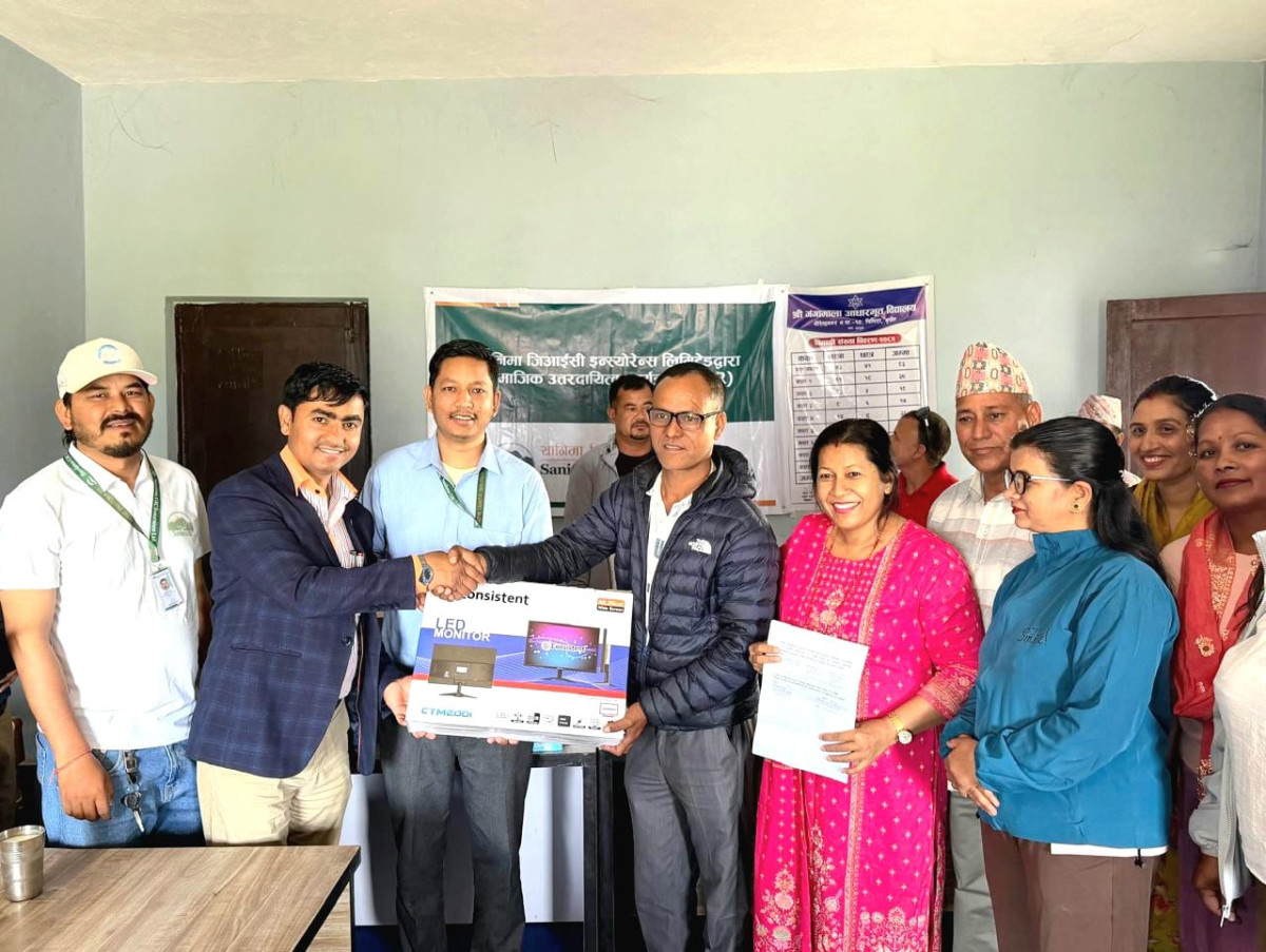 सानिमा जिआइसी इन्स्योरेन्सद्वारा विद्यालयलाई कम्प्युटर र खानेपानी फिल्टर हस्तान्तरण