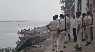 हुरीका कारण गंगा नदीमा १४ जना सवार डुंगा पल्टियो