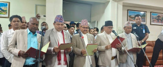 लुम्बिनी प्रदेशका नवनियुक्त मन्त्रीहरूले लिए शपथ