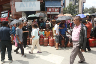 सडक नै प्रतिक्षालय, सिलिण्डर नै कुर्सी (तस्बिरहरू)
