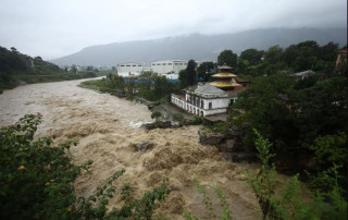 अविरल वर्षको कारण चोभार गल्छीमा बढ्यो पानीको बहाव (तस्बिरहरू)