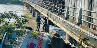 नारायणी नदीमा बगेर पुलमा अड्किएको ‘राइनो क्रुज’ निकाल्ने काम सुरु