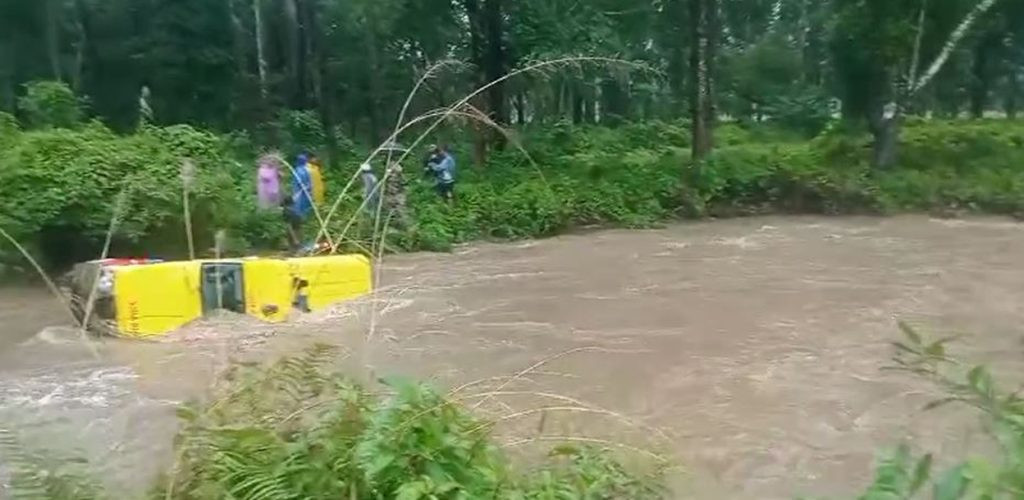 माडीमा खोलाले एम्बुलेन्स बगायो
