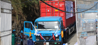दसैँका सामान भित्र्याउन तीन दिनका लागि खुल्यो तातोपानी नाका