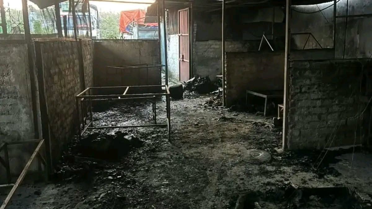 झापाको एक ग्यारेजमा आगलागी: कामदारको मृत्यु, खसीबाख्रा र नगद जलेर नष्ट