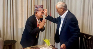 देउवाले चिरिबाबुलाई भने– पहिला हुनुभयो, बधाई !