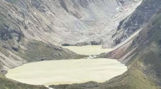 राति शिंताफू हिमताल फुट्यो, बाढीले मुख्य सडक बगायो