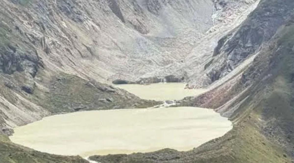 राति शिंताफू हिमताल फुट्यो, बाढीले मुख्य सडक बगायो
